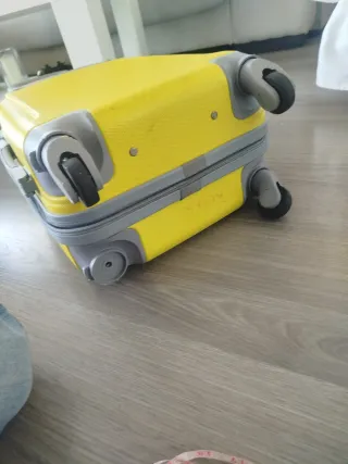 Maleta de viaje amarilla