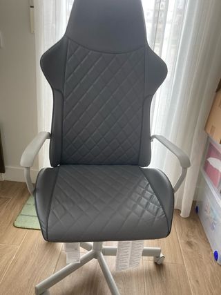 Sillón de oficina gris con respaldo acolchado