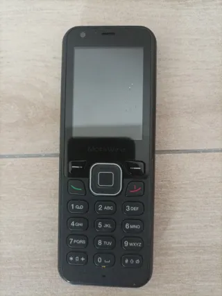 Teléfono móvil con base y cargador