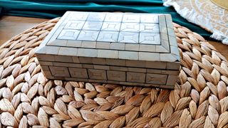 Antigua caja egipcia de marfil