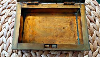 Antigua caja egipcia de marfil