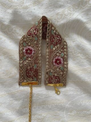 Gargantilla marrón y dorada bordada