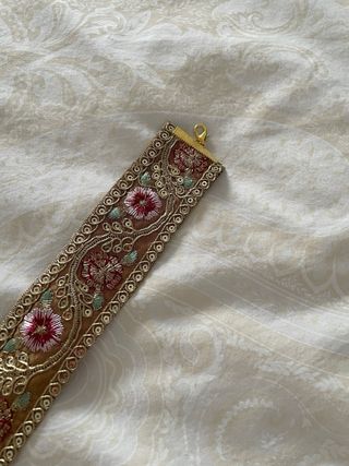 Gargantilla marrón y dorada bordada