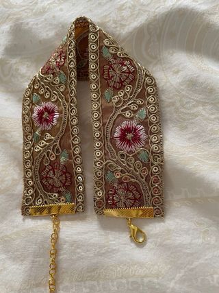 Gargantilla marrón y dorada bordada