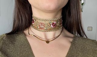 Gargantilla marrón y dorada bordada