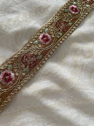 Gargantilla marrón y dorada bordada