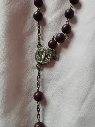 Rosario antiguo de cuentas oscuras