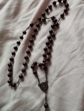 Rosario antiguo de cuentas oscuras