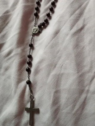 Rosario antiguo de cuentas oscuras