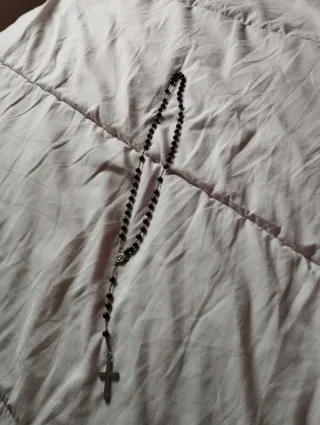 Rosario antiguo de cuentas oscuras