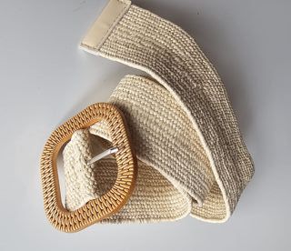 Cinturón de rafia con hebilla de madera