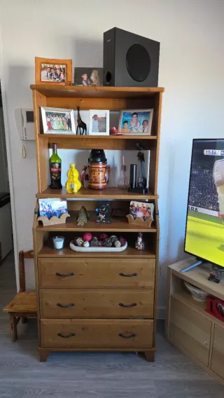 Armario de madera con cajones