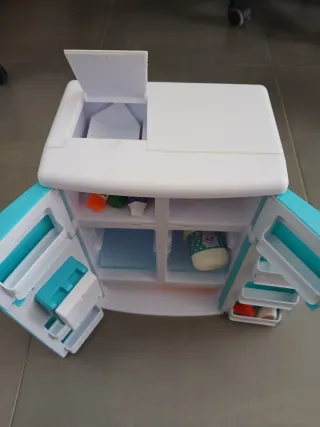 Nevera de juguete azul con dispensador