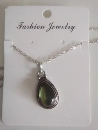 Collar bisutería con colgante verde