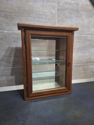 Vetrinetta in legno con mensole in vetro
