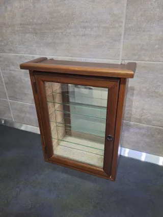 Vetrinetta in legno con mensole in vetro