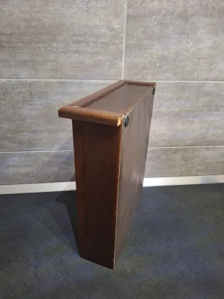 Vetrinetta in legno con mensole in vetro