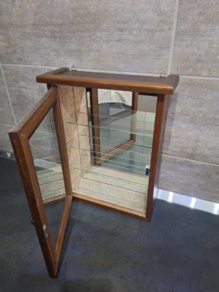 Vetrinetta in legno con mensole in vetro