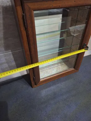 Vetrinetta in legno con mensole in vetro