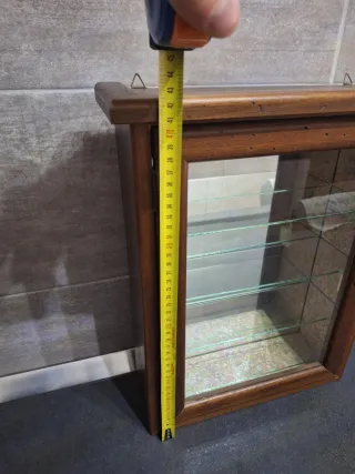 Vetrinetta in legno con mensole in vetro