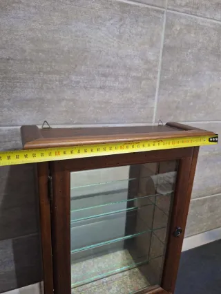 Vetrinetta in legno con mensole in vetro