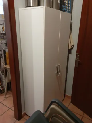 Armario Escobero Blanco y Beige