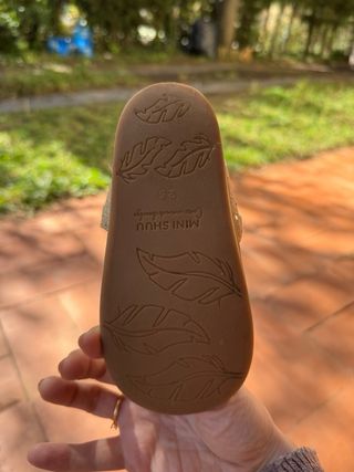 Sandalias doradas niña con estrellas