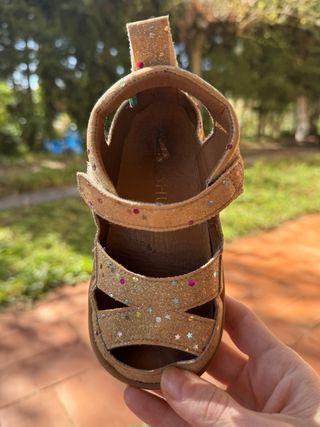 Sandalias doradas niña con estrellas