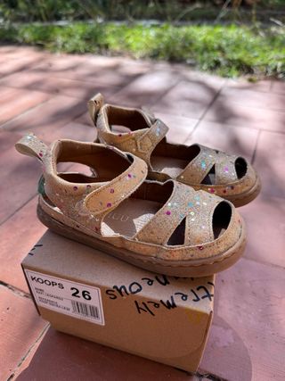 Sandalias doradas niña con estrellas