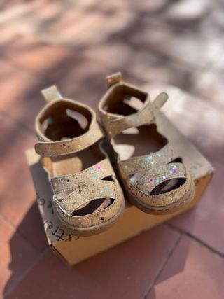 Sandalias doradas niña con estrellas