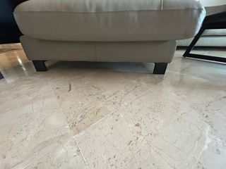 Sofá chaise lounge piel, color nude, muy còmodo.