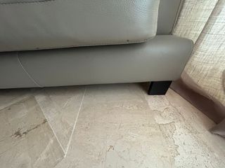 Sofá chaise lounge piel, color nude, muy còmodo.