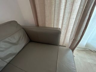 Sofá chaise lounge piel, color nude, muy còmodo.