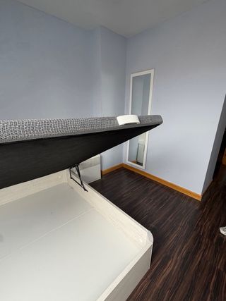 Dormitorio completo: Cama, mesitas y cabecero