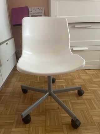 Silla de escritorio blanca con ruedas