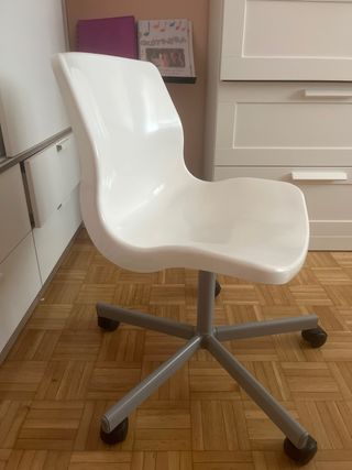 Silla de escritorio blanca con ruedas