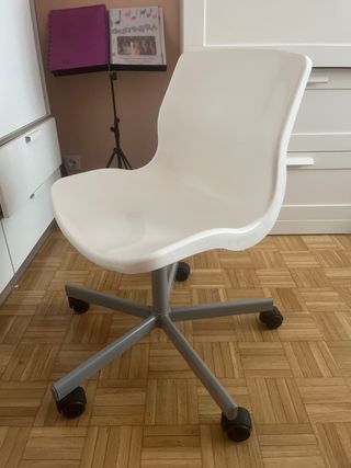 Silla de escritorio blanca con ruedas