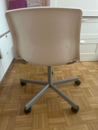 Silla de escritorio blanca con ruedas