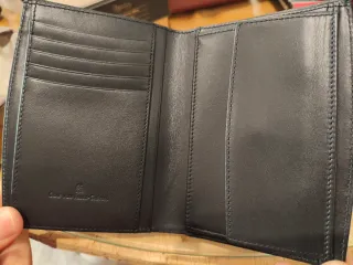 Cartera de piel negra