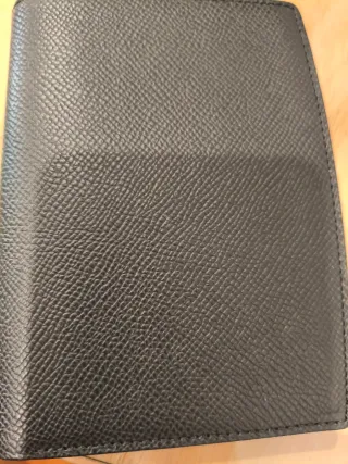 Cartera de piel negra