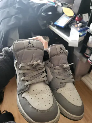 Jordan 1 Gris y Blanco
