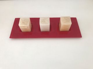 Conjunto decorativo bandeja vermelha e 3 velas