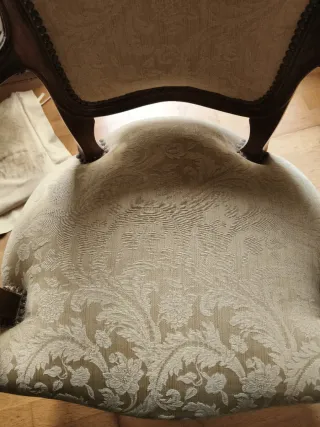 Sillón antiguo de madera y tela