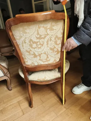 Sillón antiguo de madera y tela