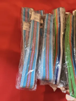 Lote di cinture multicolor e bianche