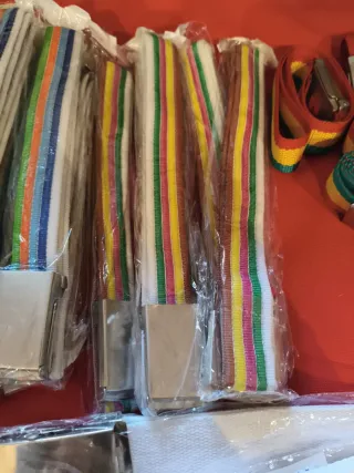 Lote di cinture multicolor e bianche