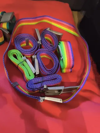 Lote di cinture multicolor e bianche