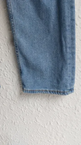 Pantalón vaquero azul.