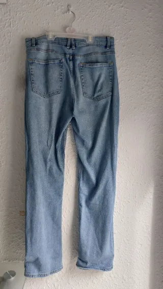 Pantalón vaquero azul.