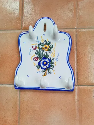 Colgador de cerámica con flores